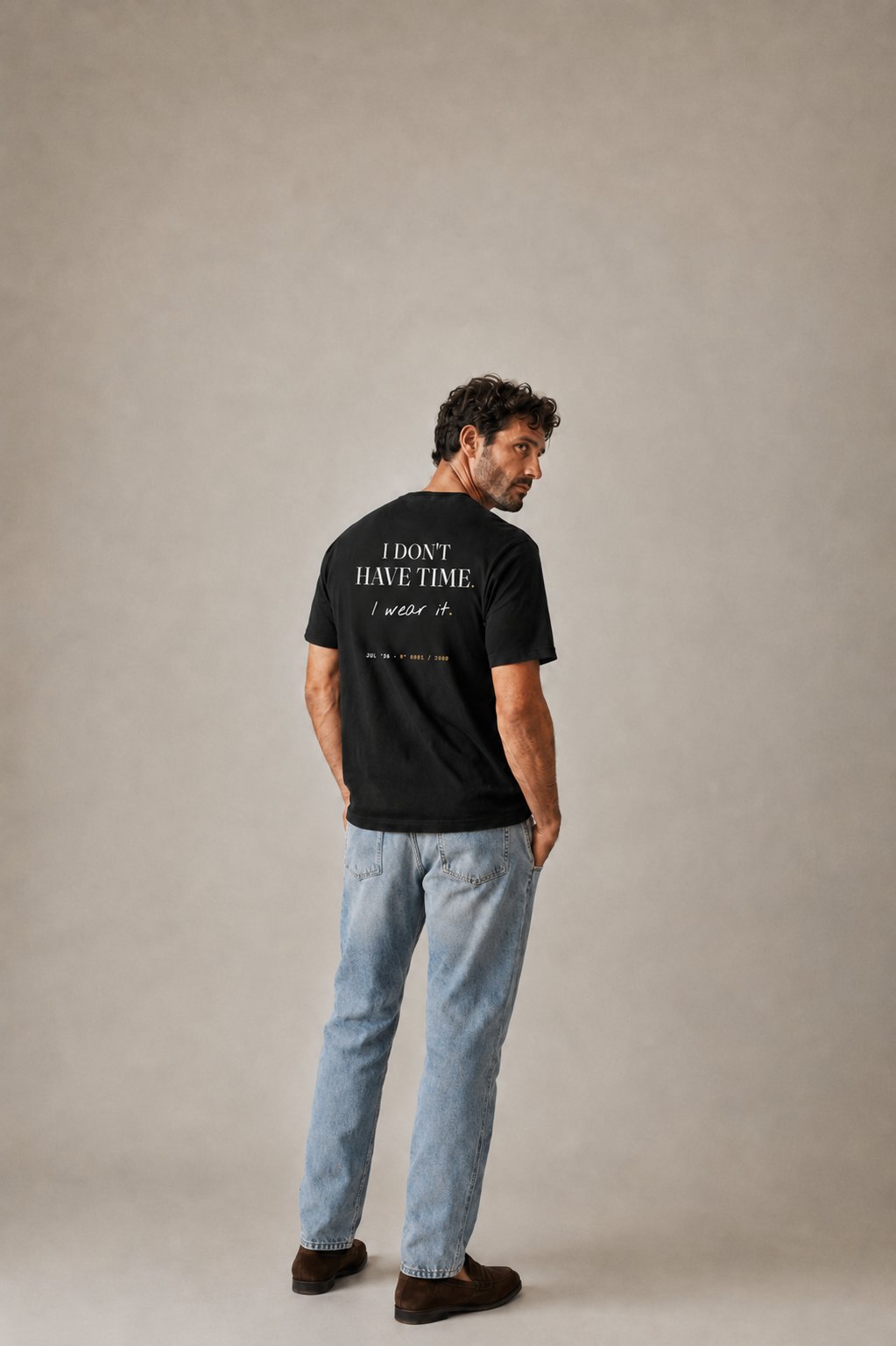 Modèle de dos portant le t-shirt Mes Tocantes Édition 01